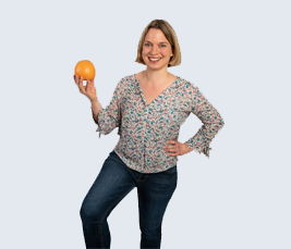 Apothekerin Dr. Schwarzenberger-Schmitt mit einer Mandarine in der Hand